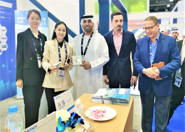 Ronds hizo una maravillosa aparición en la Conferencia y Exposición Internacional del Petróleo de Abu Dhabi