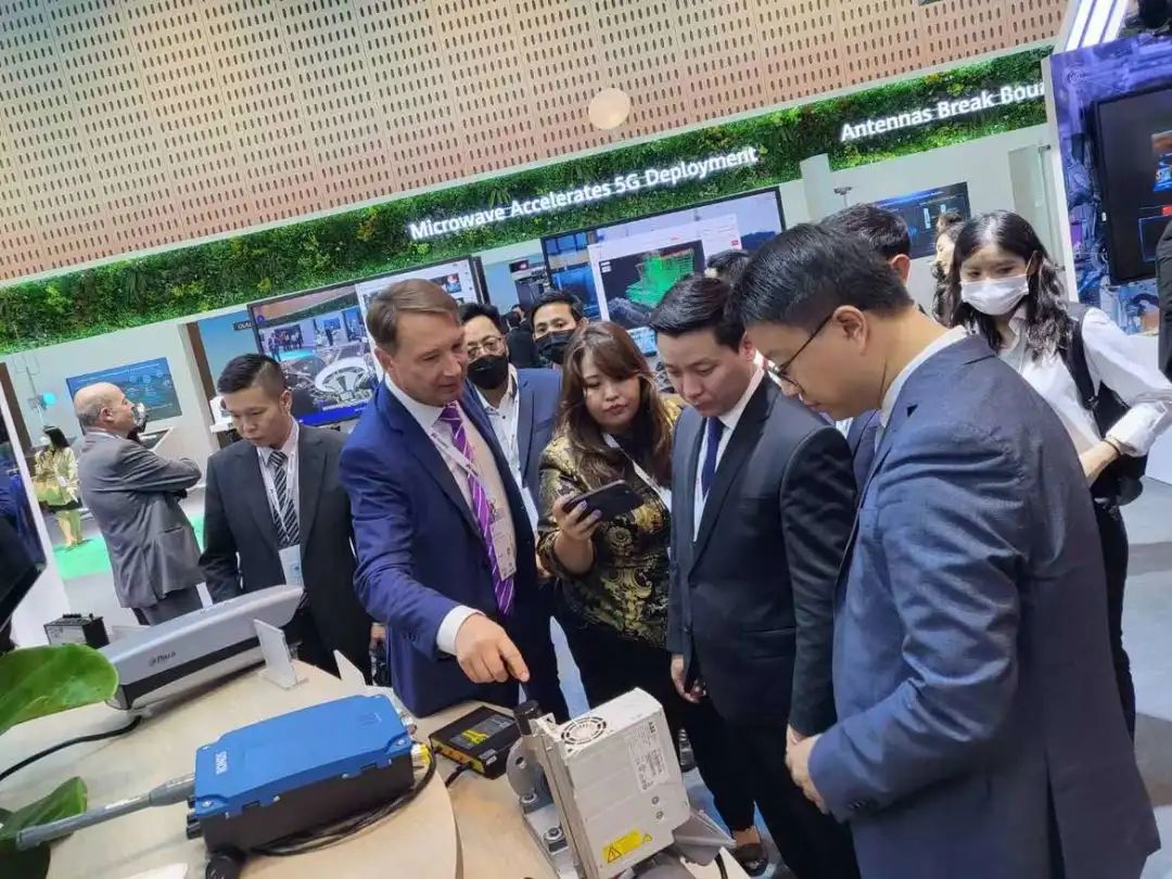 En la exposici&oacute;n, los clientes preguntan sobre los nuevos productos de hardware y las soluciones de sistemas de mantenimiento predictivo de Ronds.